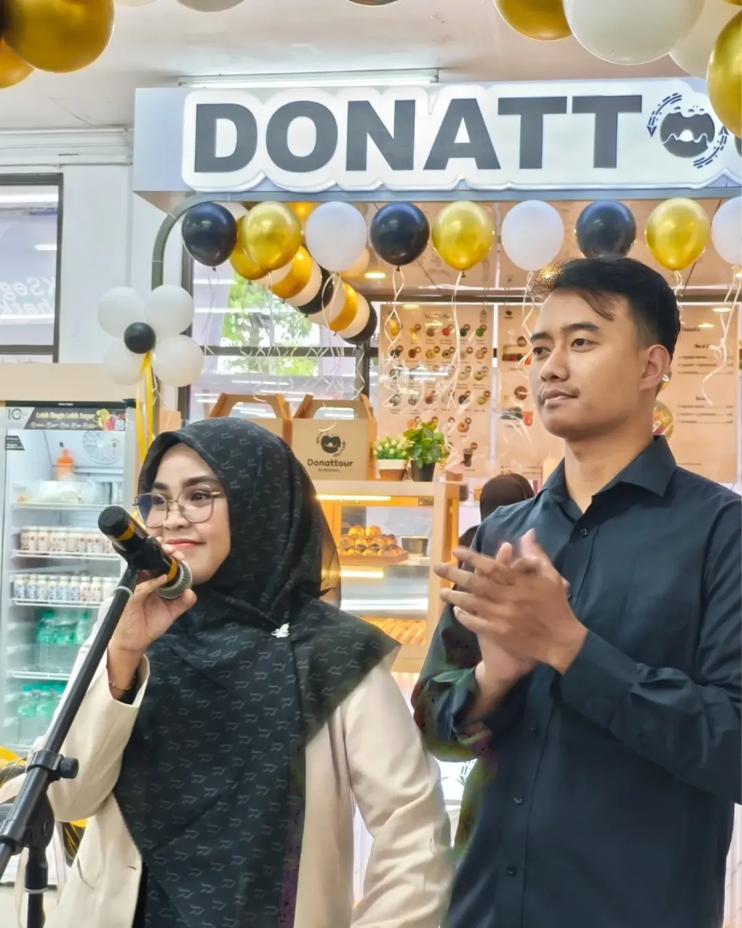 Owner Donattour sedang berbagi cerita di outlet